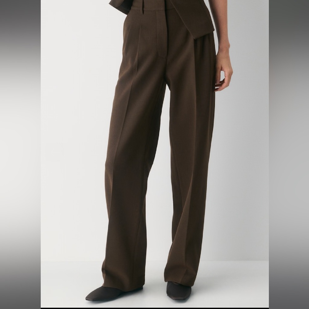 Aritzia Women's Effortless Pants in Dark Brown